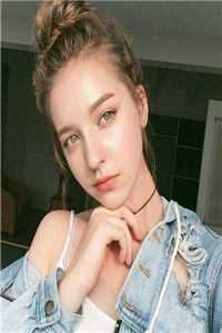 女儿火化时，渣总在陪白月光女儿过生日