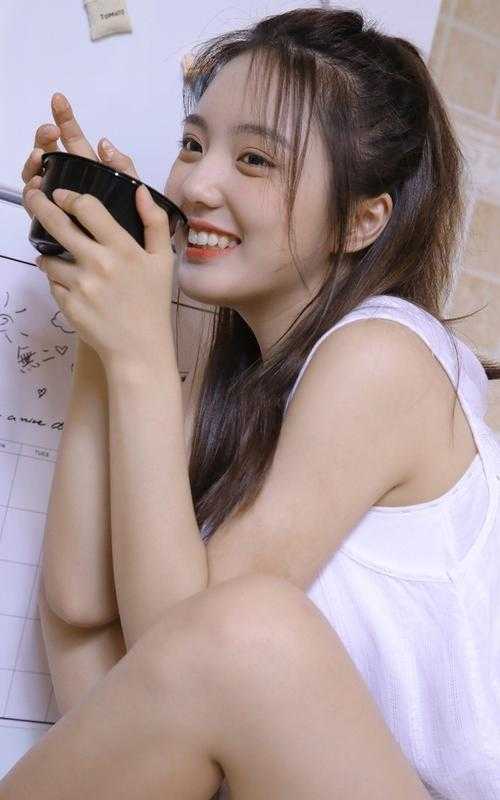 儿子在水里窒息挣扎时，游泳冠军的老婆在和白月光选泳衣