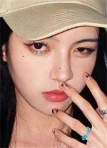 母亲遗物被妻子点天灯送给资助学生