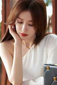 女儿满月，老公将她塞进赛车模型